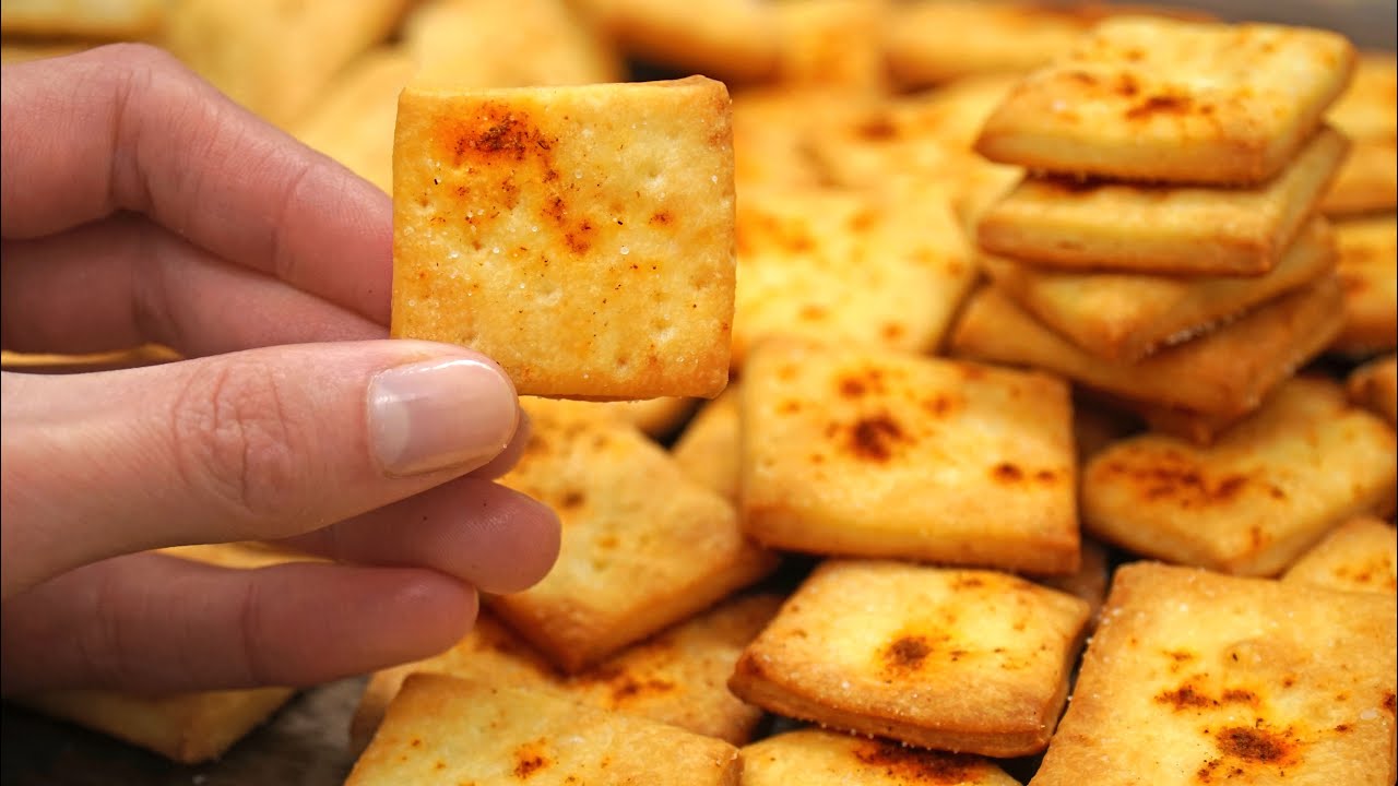 Домашние соленые крекеры: хрустящая вкуснятина на перекус или к фильму 