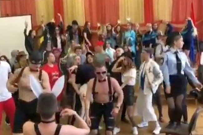 Последний звонок по-русски: школьники Владивостока устроили БДСМ-вечеринку (фото, видео)