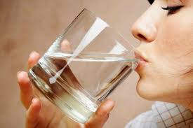 Теплая вода натощак избавит от множества болезней и недомогания. Только пейте ее правильно!