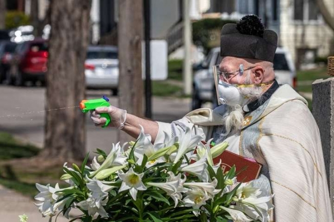 В США священник освящает прихожан из водяного пистолета (фото) 