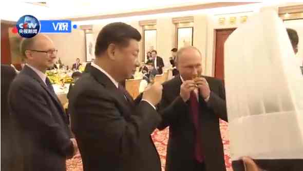 Си Цзиньпин подарил Путину чжучжэнский гуцинь и тяньцзиньский нижэньчжан