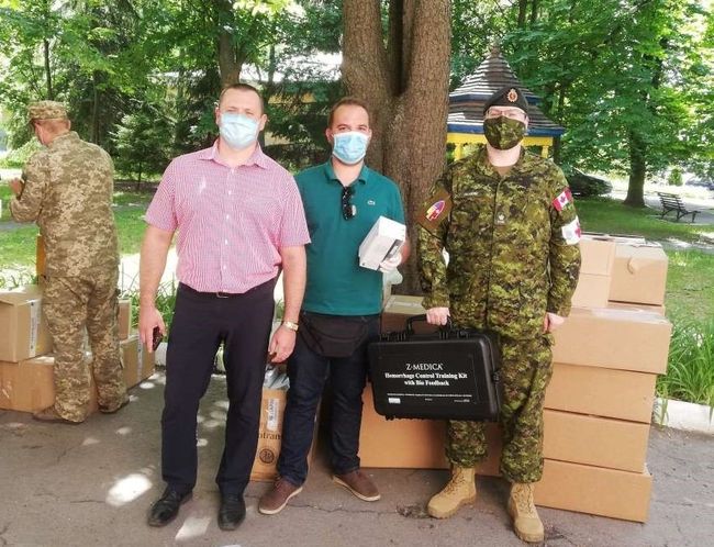 Військовим медикам передали навчальні матеріали та посібники від імені Уряду Канади та Операції UNIFIER