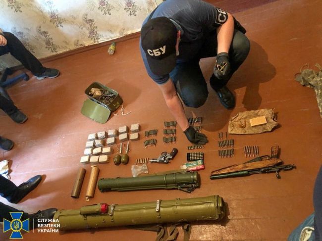 На Дніпропетровщині СБУ виявила арсенал зброї із району проведення ООС