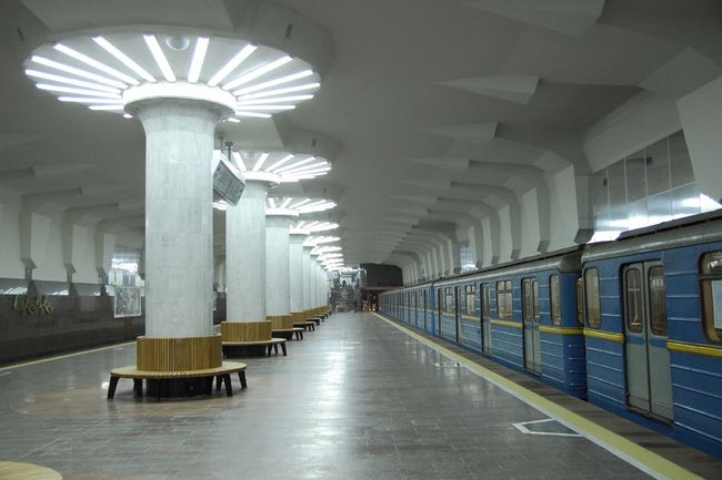 Коронавирус: количество пассажиров в метро упало в два раза