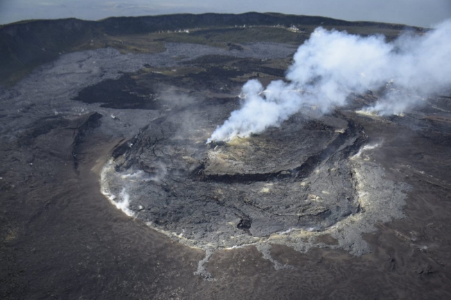 Українські миротворці здійснили небезпечну посадку на кратер діючого вулкана (ФОТО)