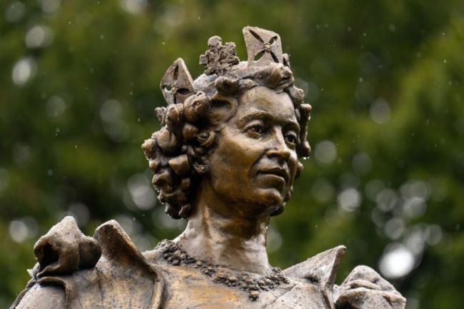 Статуя Єлизаветі II. Як пес українки став моделлю для коргі королеви