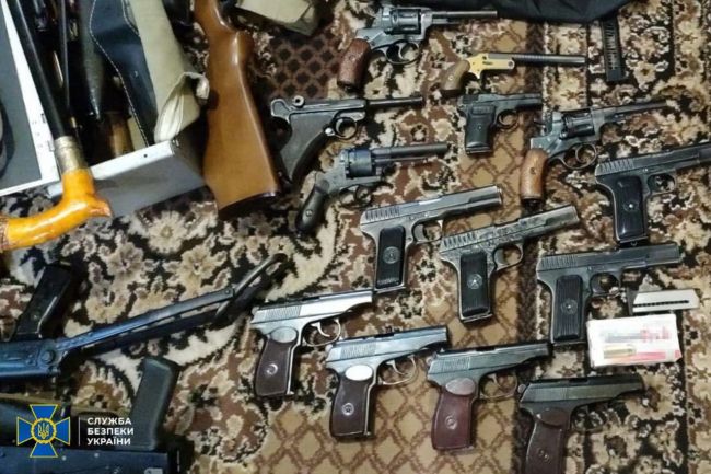 СБУ затримала банду «чорних зброярів», які продавали криміналітету трофейні кулемети та снайперські гвинтівки