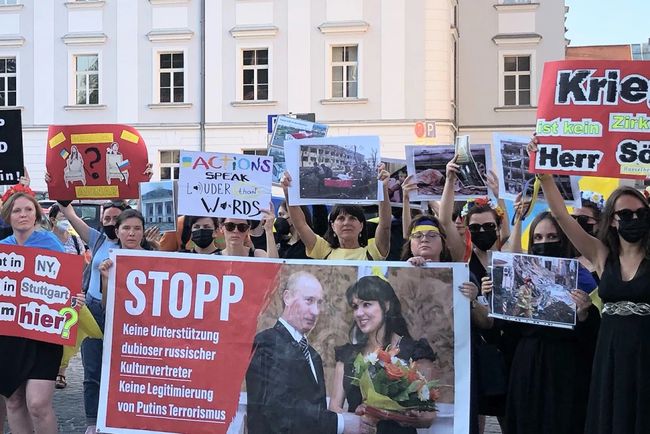 У Німеччині відбулась акція протесту проти виступу пропутінської оперної співачки Анни Нетребко