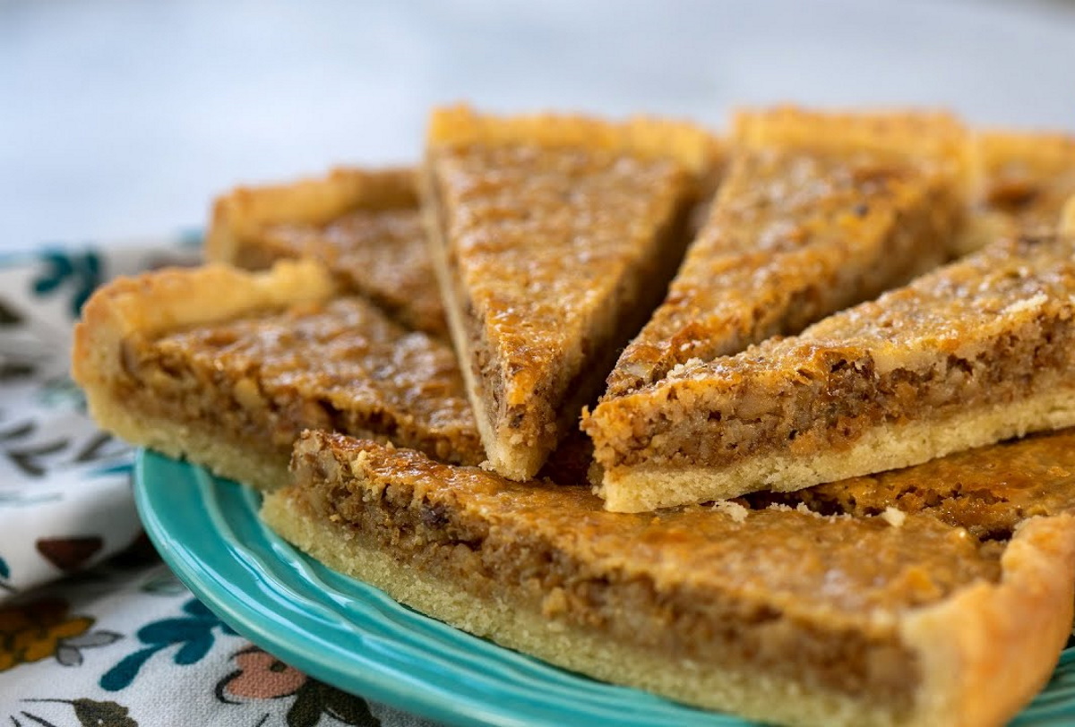 Песочный пирог с орехами и сгущенкой, которые после выпечки превращаются в карамель: не приторный десерт