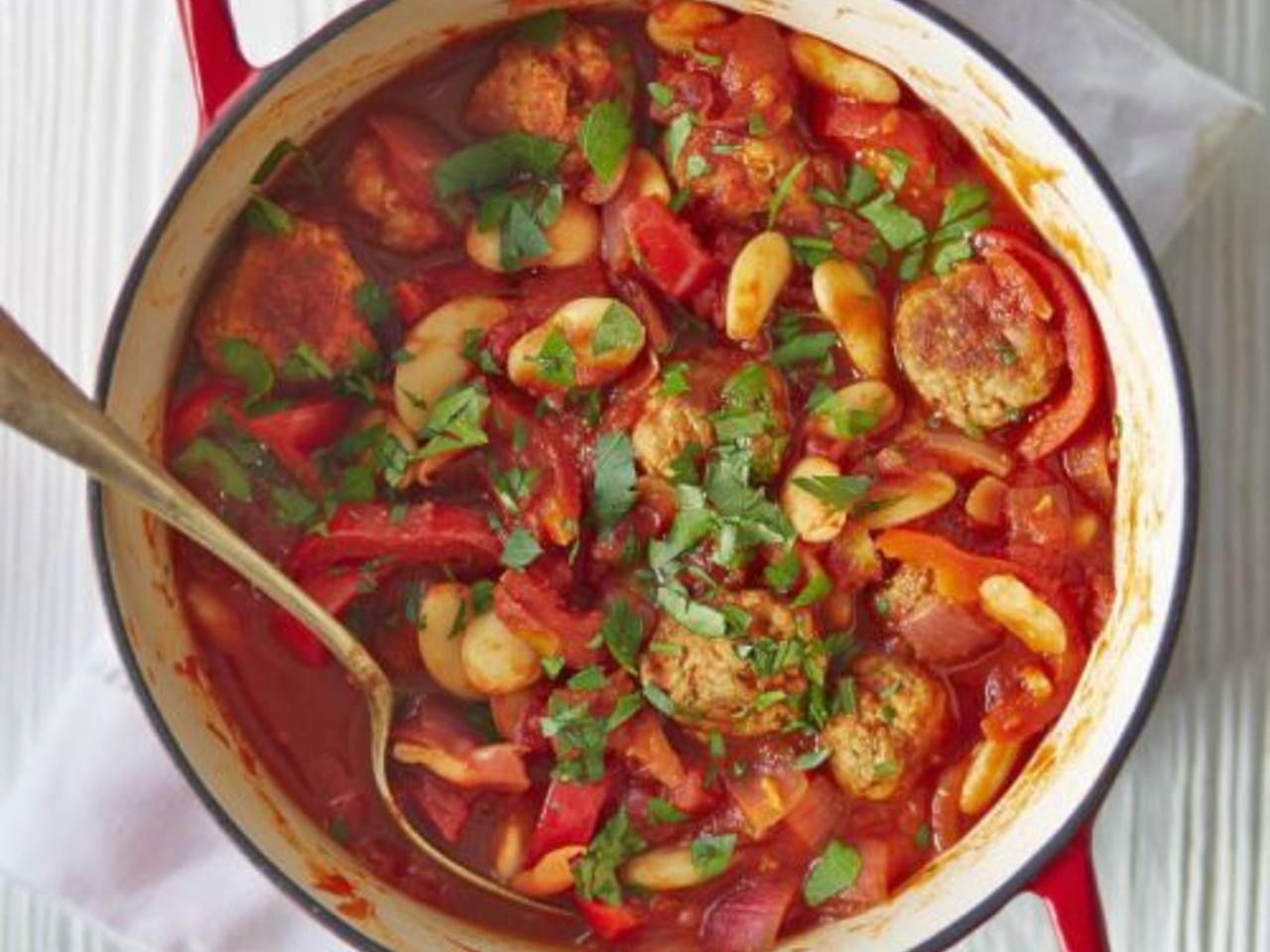 Фасоль с овощами. Фасоль с овощами в томатном соусе. Фасоль тушеная с овощами. Фасоль тушеная с овощами в томате. Соус томатный с овощами.