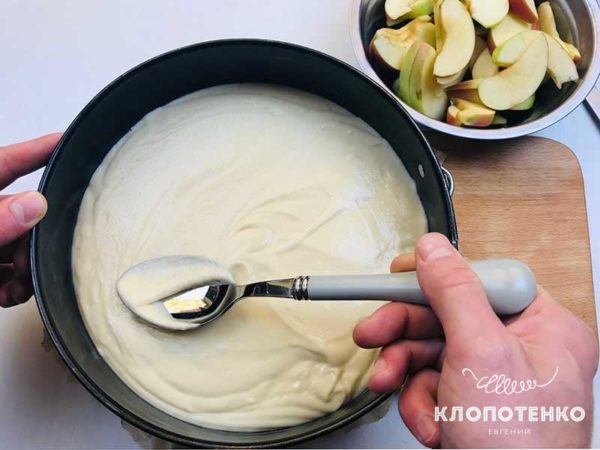 Самый простой яблочный пирог на кефире от Евгения Клопотенко: рецепт за копейки