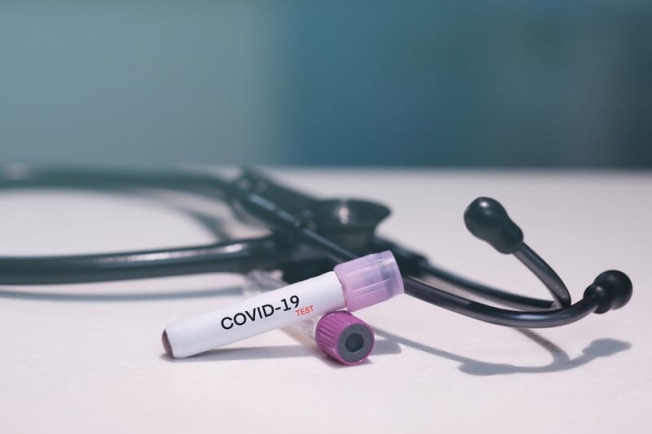 Медики рассказали, почему некоторые люди не болеют COVID-19