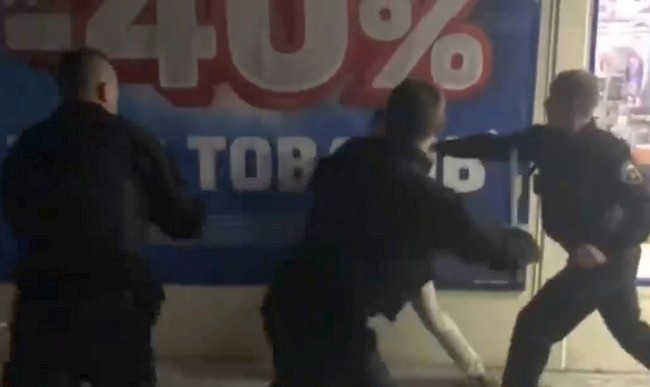 Несколько охранников АТБ избили дубинками мужчину (видео)