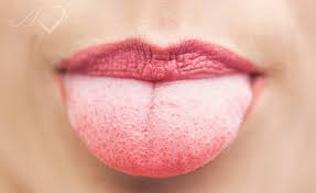 Стоматологи рассказали, как часто нужно чистить язык