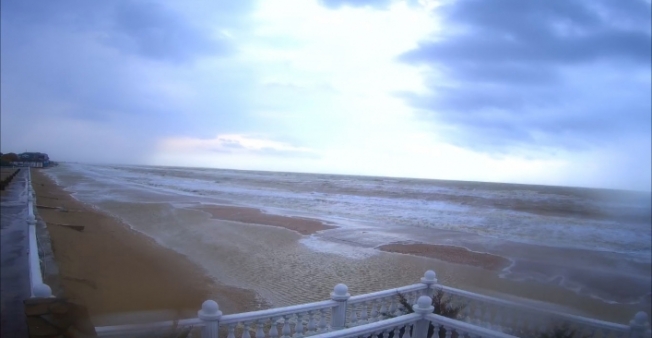 Море стало коричневым: в Кирилловке бушует шторм