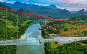 Фото дня. Появился самый длинный в мире подвесной стеклянный мост