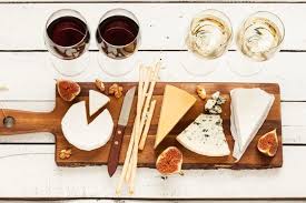 Ученые объяснили, почему сыр – лучшая закуска к вину