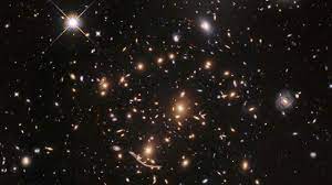 Телескоп Hubble запечатлел скопление «кривых» галактик