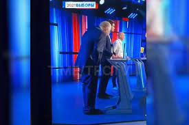 Жириновский в прямом эфире потерял штаны (видео)