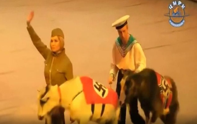 Російський цирк у програмі на замовлення РПЦ показав тварин у нацистській формі, яких проганяли дресирувальники- червоноармійці. ВIДЕО
