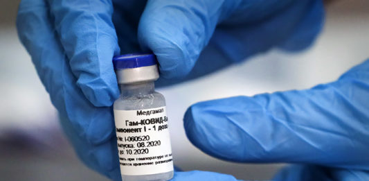 Бюджетникам в ОРДЛО уже предлагают вакцинироваться «Спутником V»: что известно