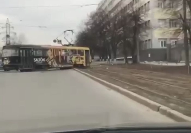 В Харькове возле «Арт-механики» слетел с рельсов трамвай (ВИДЕО)