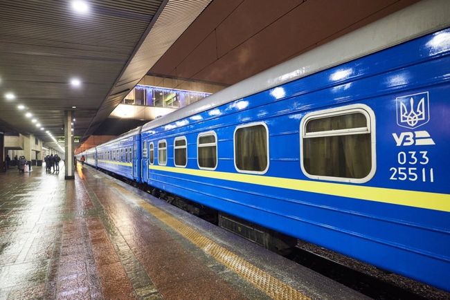Укрзалізниця приостанавливает продажу билетов на поезда в красную Закарпатскую область