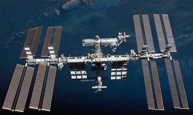 Передовые технологии: космонавты РФ пытаются найти утечку воздуха на МКС с помощью бумажек