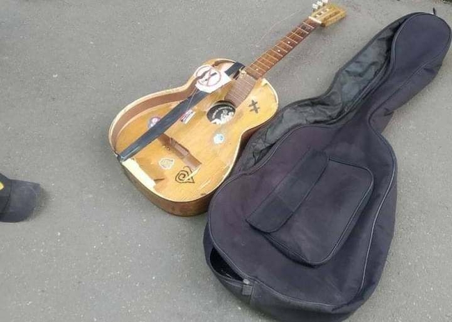 В центре Харькова у уличного музыканта отобрали гитару