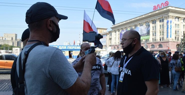 Харьковскую ОГА пикетировали неизвестные с флагами народности России (ФОТО)