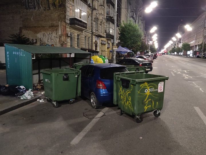 В Киеве мусорщики оригинально наказали героя парковки (ФОТО)