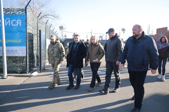 Високопосадовці ЄС та України побували в КПВВ у районі ООС