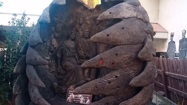 В Крыму демонтировали памятник семье Николая II, названный в Сети «яйцо Чужого»