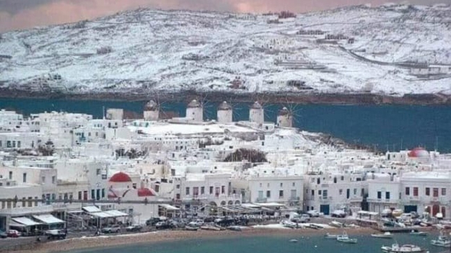 Курортні грецькі острови Міконос і Санторіні засипало снігом вперше за десятиліття