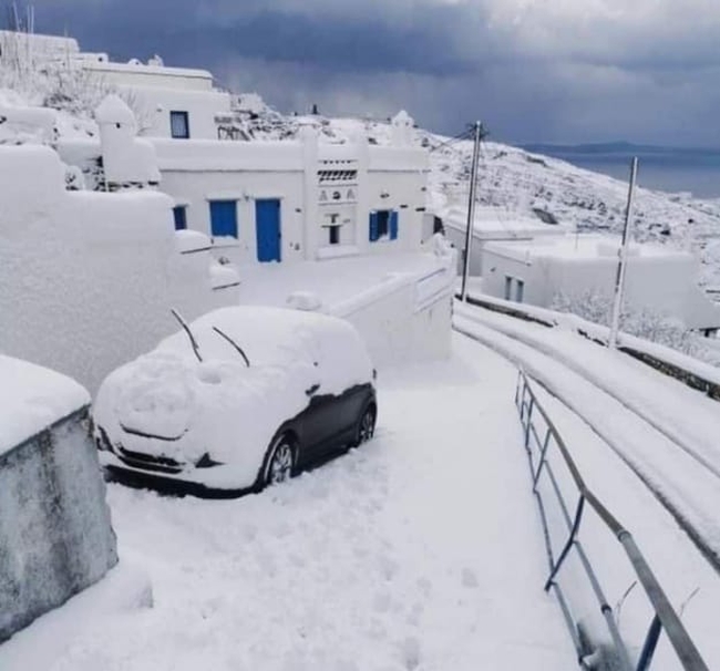 Курортні грецькі острови Міконос і Санторіні засипало снігом вперше за десятиліття