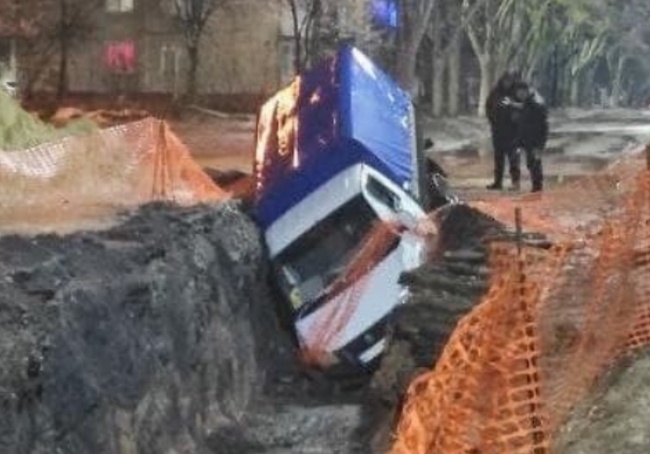 В Харькове Газель провалилась в огромную яму на дороге (ФОТО)