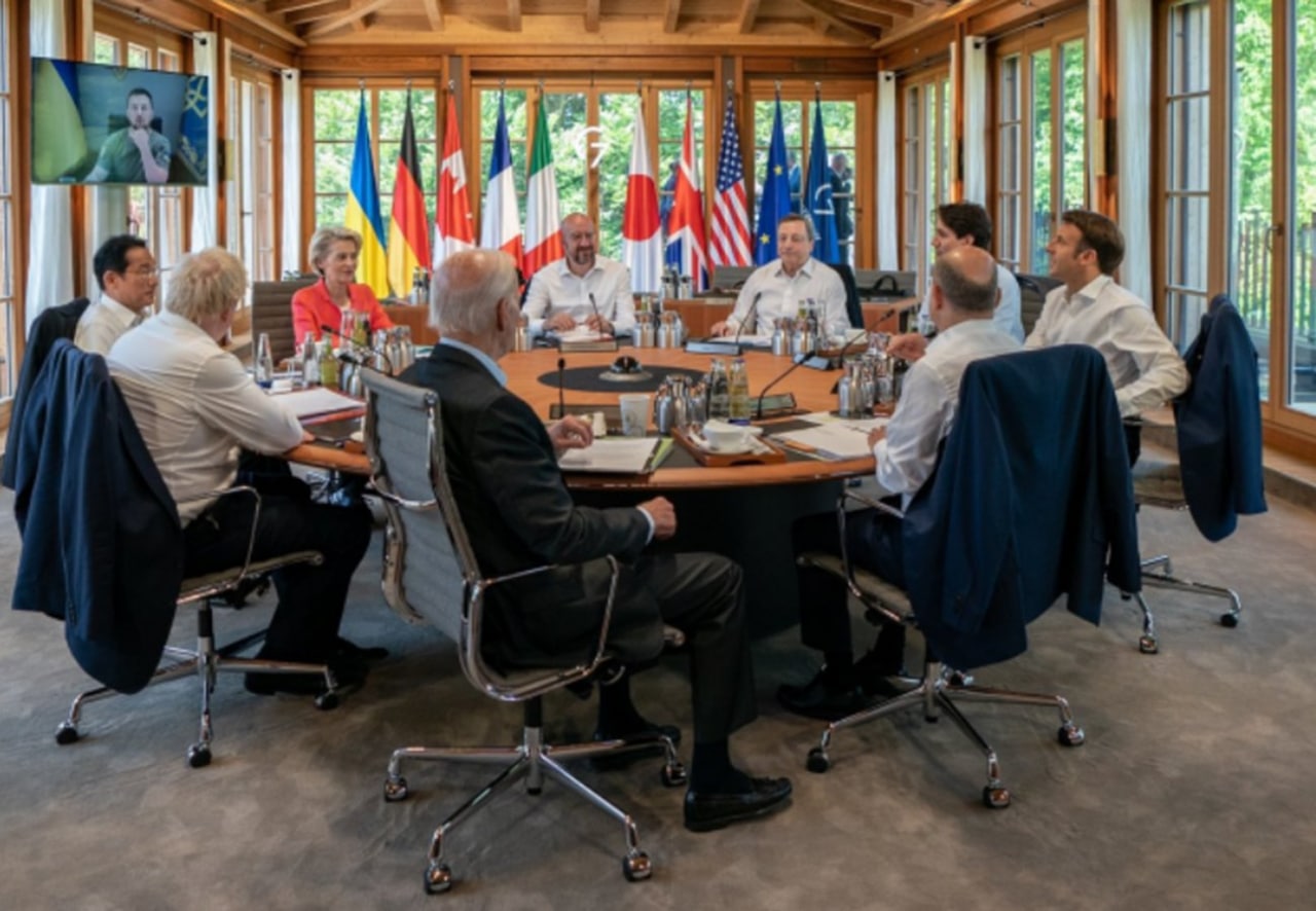 Сравните саммит G7 (за столом 9 человек) и каспийский саммит с участием путина (за столом 5 человек) (ФОТО)