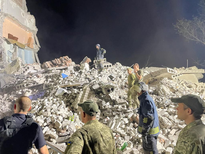 Понад 30 людей можуть бути під завалами багатоповерхівки на Донеччині, обстріляної РФ