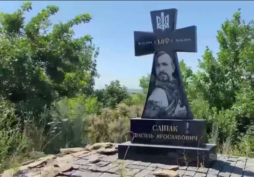 Колаборанти з окупованих територій зруйнували пам’ятник Василю Сліпаку