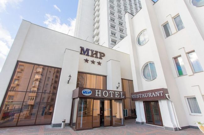 На користь Коломойського Верховний Суд України дозволив відібрати у державного ПриватБанку готель Мир у Києві