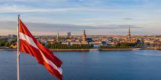 Латвия больше не будет выдавать россиянам рабочие визы, а за продление ВНЖ придётся выучить латышский язык