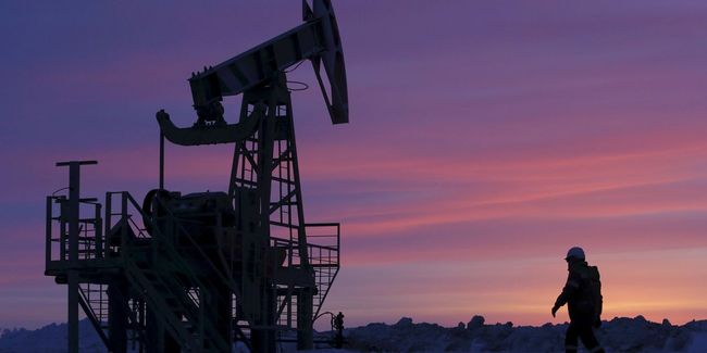 Страны ОПЕК обсуждают увеличение добычи нефти, пишет WSJ