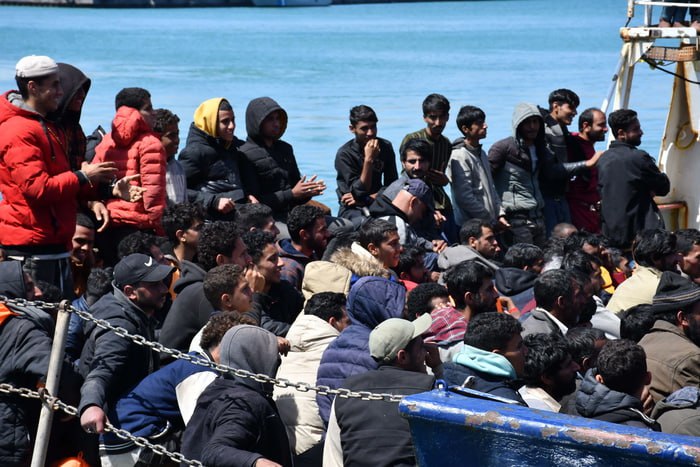 Берегова охорона врятувала близько 600 мігрантів біля узбережжя Італії — ANSA.