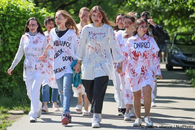 Посла росії в Польщі українці зустріли акцією у закривавленому одязі