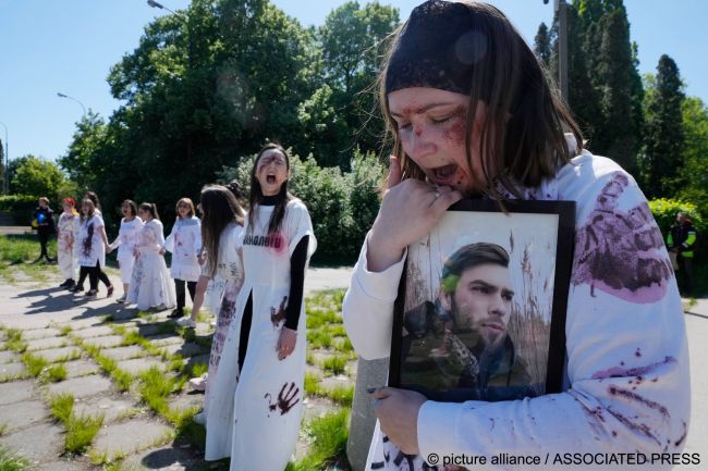 Посла росії в Польщі українці зустріли акцією у закривавленому одязі