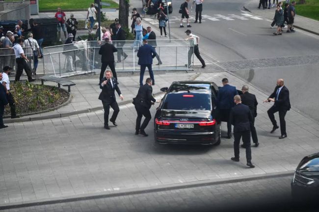 На премєр-міністра Словаччини Роберта Фіцо скоєно замах, він поранений - МВС країни