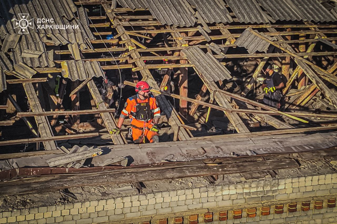 Харків: рятувальники ліквідували наслідки ворожого ракетного удару по житловій 5-поверхівці (ФОТО)