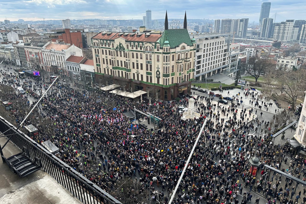 Десятки тисяч протестувальників пройшли маршем столицею Сербії — вони мітингують проти відкриття літієвої шахти