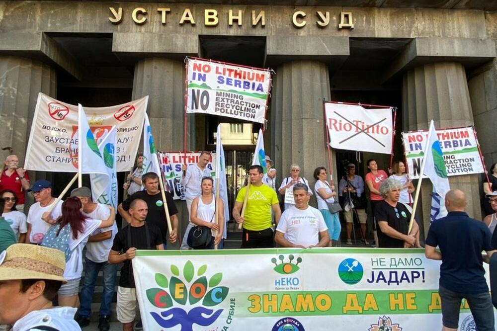 Десятки тисяч протестувальників пройшли маршем столицею Сербії — вони мітингують проти відкриття літієвої шахти