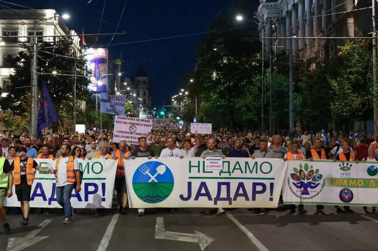 Десятки тисяч протестувальників пройшли маршем столицею Сербії — вони мітингують проти відкриття літієвої шахти